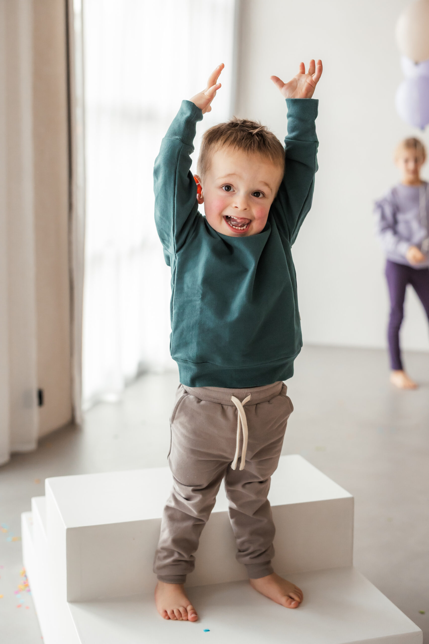 Sweathose "Milo" taupe – Bild 6