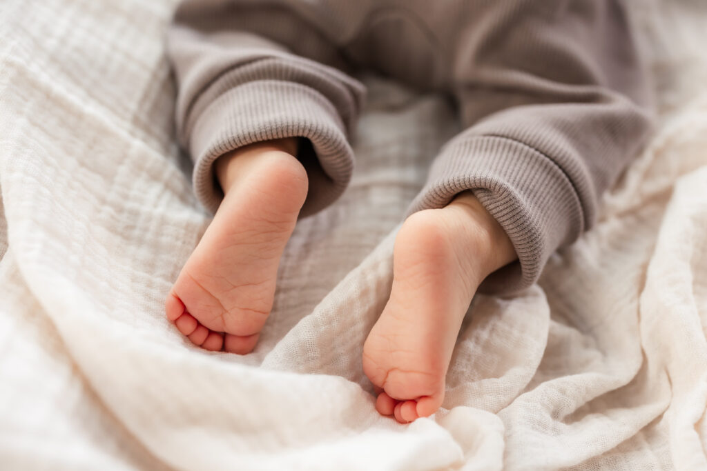 Baby trägt den RIB-Strampler ELI von KUKKA