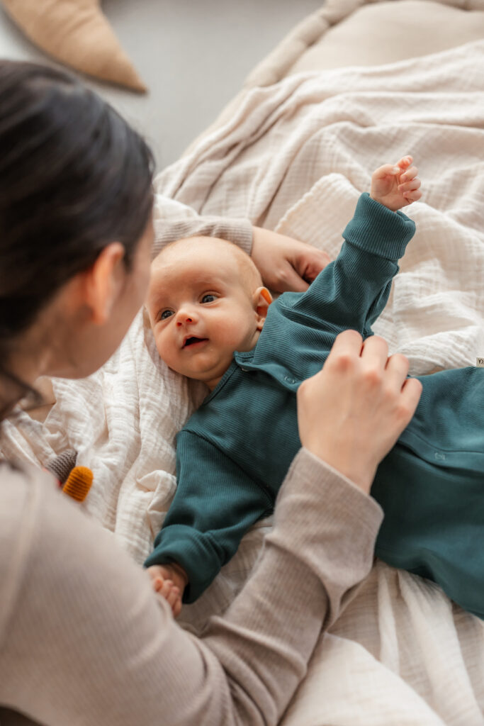 Baby trägt den RIB-Strampler ELI von KUKKA
