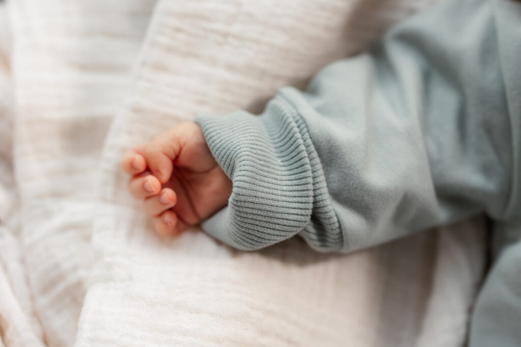 Baby trägt den Sweat-Strampler LOU von KUKKA