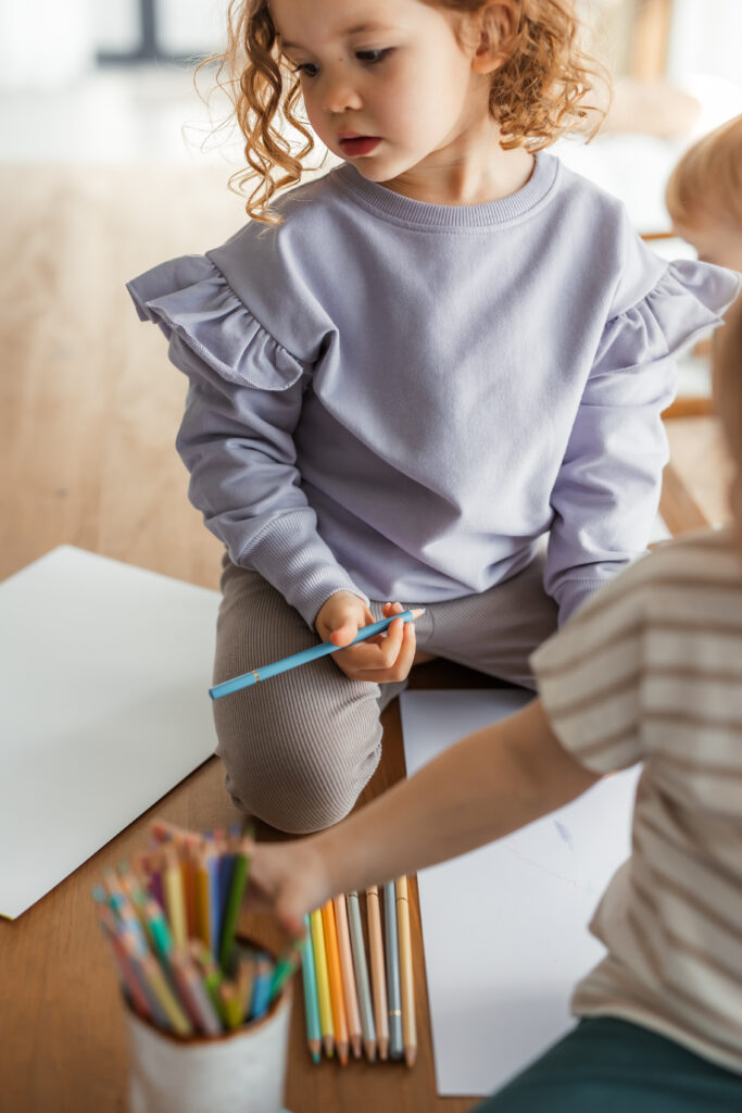 Kind trägt Sweatshirt AVA von KUKKA