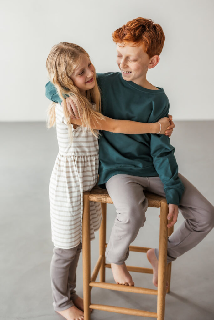 Kinder tragen Sweatshirt MAVI und Jersey-Kleid LINA von KUKKA