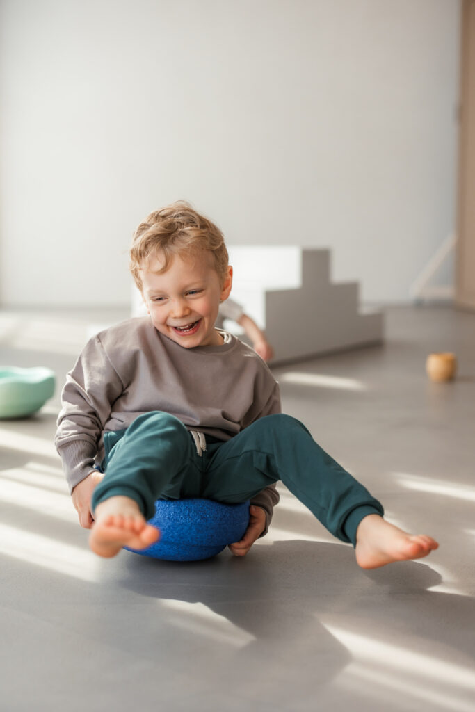Kind trägt Sweatshirt MAVI und Sweathose MILO von KUKKA