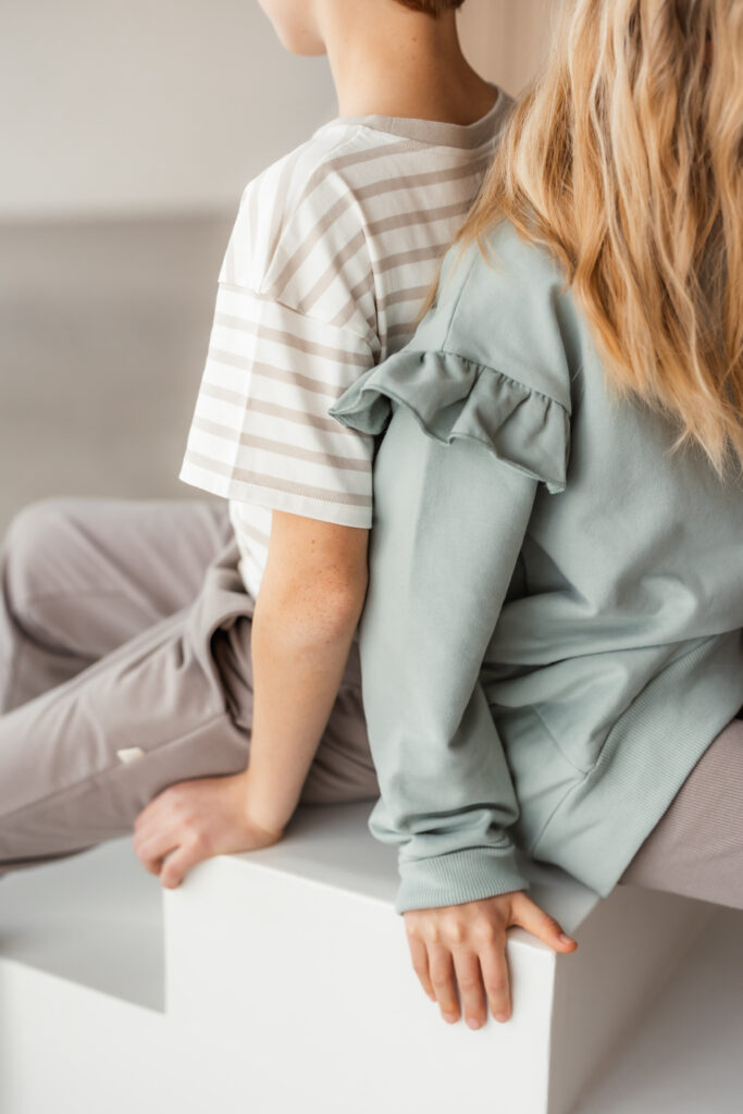 Kinder tragen T-Shirt ARI und Sweatshirt AVA von KUKKA