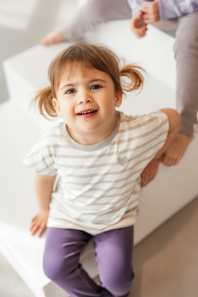 Kind trägt T-Shirt JUNA von KUKKA